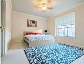 1 habitación, tabla de planchar con plancha y cuna de viaje 
