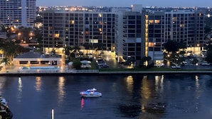 Een hotel aan het water met meerdere gebouwen, een jachthaven en een boot.