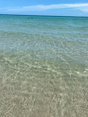 Plage, chaises longues