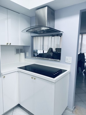 Fridge, microwave, oven, stovetop - Escape to Sun, Sand & Serenity Beachfront 1 bedroom 1,5 bath condo free parking (Hollywood)