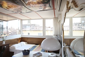 In-room safe, iron/ironing board, WiFi, bed sheets - Torre Lambertesca-FiorenTino, studio with big terrace over the roof of Florence (Firenze)