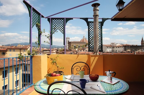 Torre Lambertesca-Fiorentino, Studio mit großer Terrasse über dem Dach von Florenz