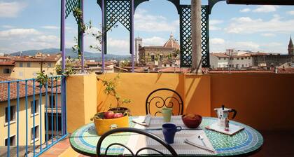Torre Lambertesca-Fiorentino, Studio mit großer Terrasse über dem Dach von Florenz