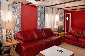 Smart-TV, DVD-Player, Bücher, Videothek