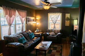 Smart-tv, een open haard, videospelletjes en een dvd-speler