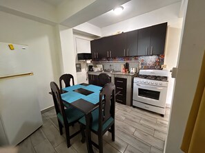 Frigorífico, microondas, horno y placa de cocina