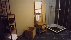 Kostenlose Toilettenartikel, Haartrockner, Handtücher