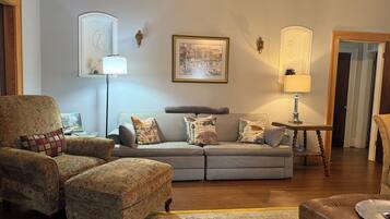 Smart-tv, pejs, dvd-afspiller, bøger