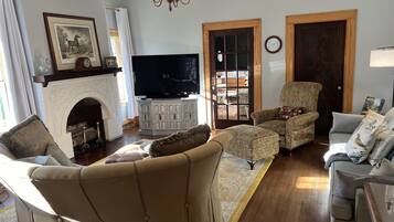 TV connectée, cheminée, lecteur de DVD, livres