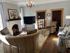 Smart TV, fireplace, DVD player, books