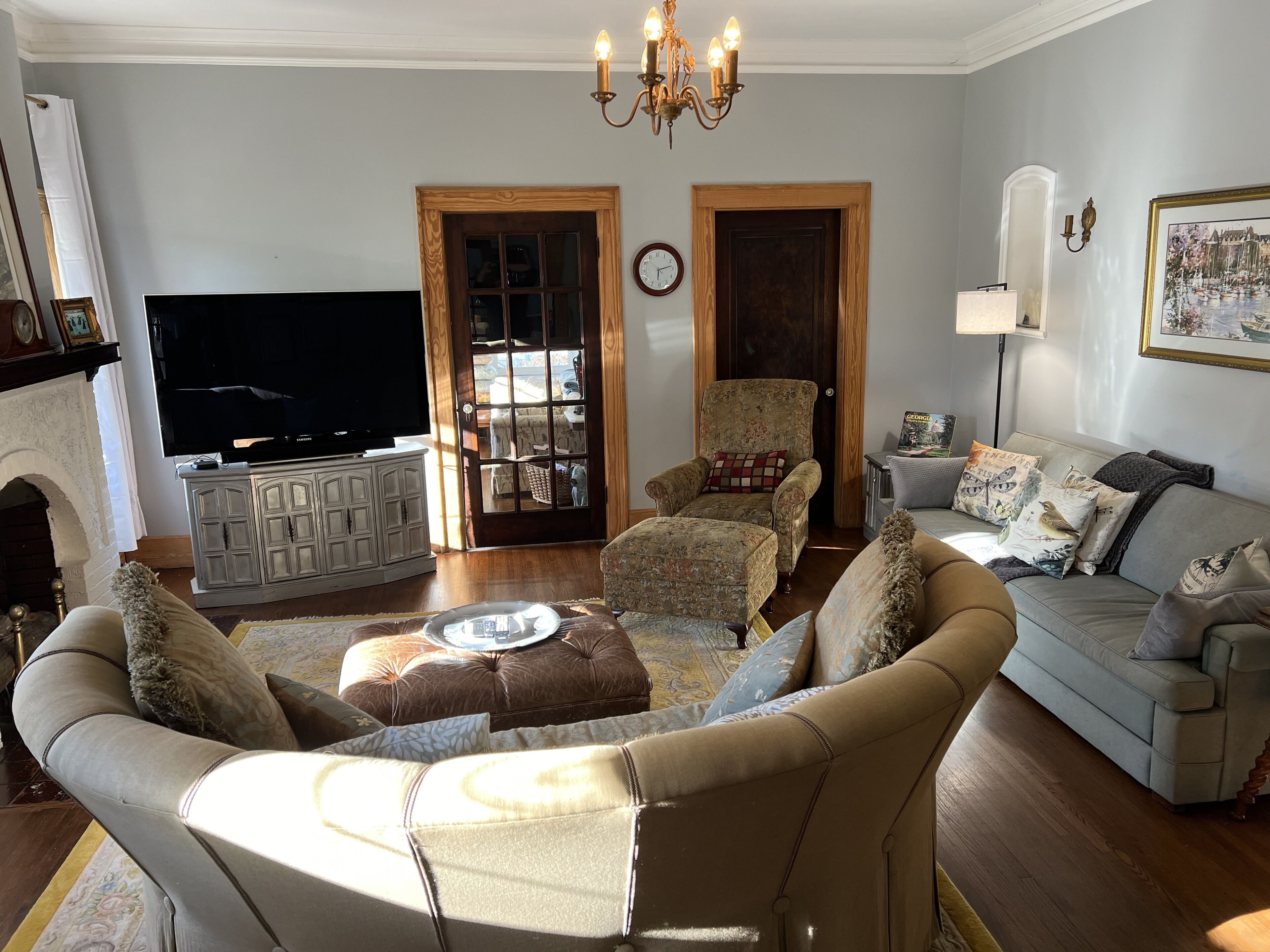 智能電視、壁爐、DVD 播放機、書籍