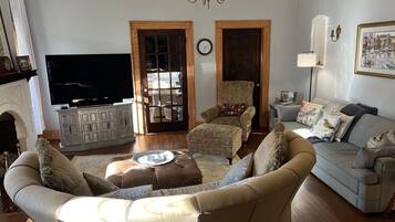 TV connectée, cheminée, lecteur de DVD, livres