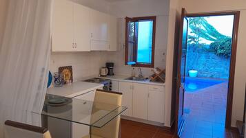 Kühlschrank, Mikrowelle, Herdplatte, Wasserkocher mit Kaffee-/Teezubehör