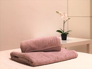 1 habitación, escritorio, tabla de planchar con plancha y wifi gratis 