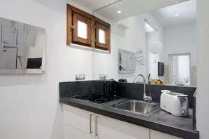 Kühlschrank, Mikrowelle, Herdplatte, Wasserkocher mit Kaffee-/Teezubehör