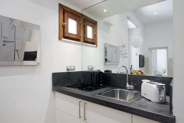 Fridge, microwave, stovetop, coffee/tea maker