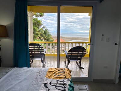 ¡Apartamento en el segundo piso de Beach House a pocos pasos de la playa!