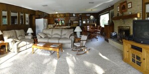 Smart TV, caminetto, lettore DVD, libri