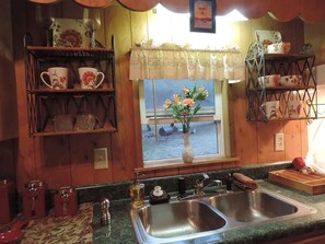 Kylskåp, mikrovågsugn, ugn och spishäll