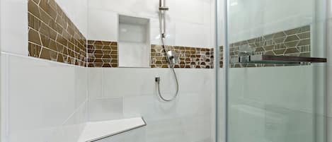 تجهيزات دش، مجففات شعر، مناشف، صابون