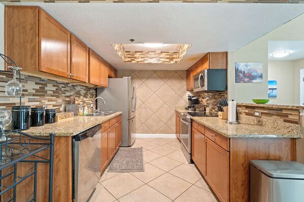 Fridge, microwave, oven, stovetop - Beautiful Three Bedroom All New Just Minutes From The Strip (Las Vegas)