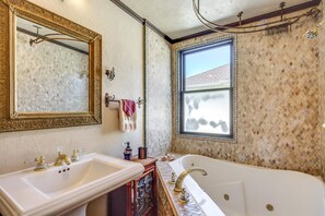Ducha y bañera combinadas, bañera de hidromasaje y secador de pelo