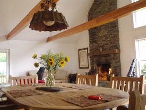 Dining - River front, million dollar Mountain View Estate (Lackawaxen)