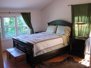 4 bedrooms, iron/ironing board, WiFi, bed sheets