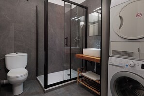 Combined shower/bathtub, hair dryer, towels, soap