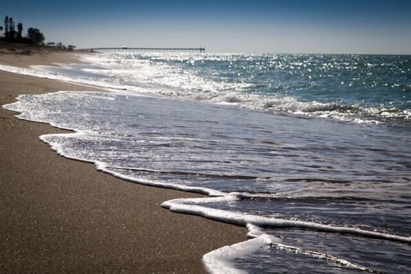 On the beach - Condo on Venice Island. Private access to Golden Beach within 3 minute walk. (Venice)