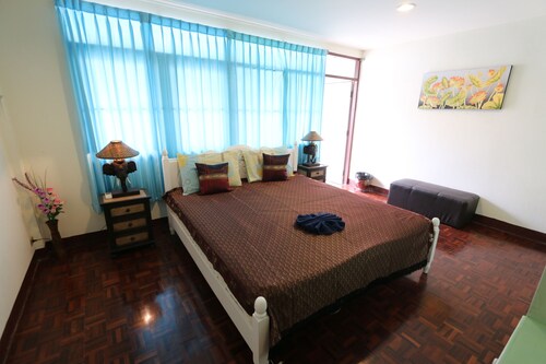 **DELUXE Spacious Town HOUSE IN CHIANG MAI CITY -NEAR THE SUNDAY NIGHT MARKET!**