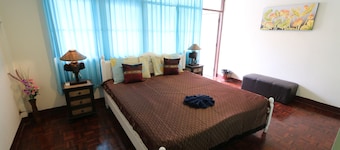 **DELUXE Spacious Town HOUSE IN CHIANG MAI CITY -NEAR THE SUNDAY NIGHT MARKET!**
