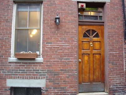 Historic Beacon Hill Duplex -2 bed 1.5 bathrooms Condo -heart of Boston