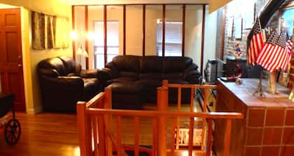 Historic Beacon Hill Duplex -2 bed 1.5 bathrooms Condo -heart of Boston