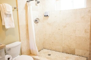 Shower, hair dryer, towels - Romantic Farm Stay with Hottub and View (Fallbrook)