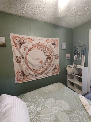 2 habitaciones, escritorio, tabla de planchar con plancha y wifi gratis 