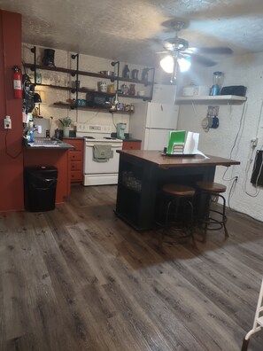 Kjøleskap, mikrobølgeovn, ovn og kokeplater