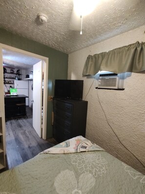 2 makuuhuonetta, työpöytä, silitysrauta/-lauta, ilmainen Wi-Fi
