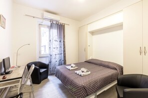 2 bedrooms, desk, iron/ironing board, WiFi - Vacanze romane holidays Family House close metro station and Colosseum  (Roma)
