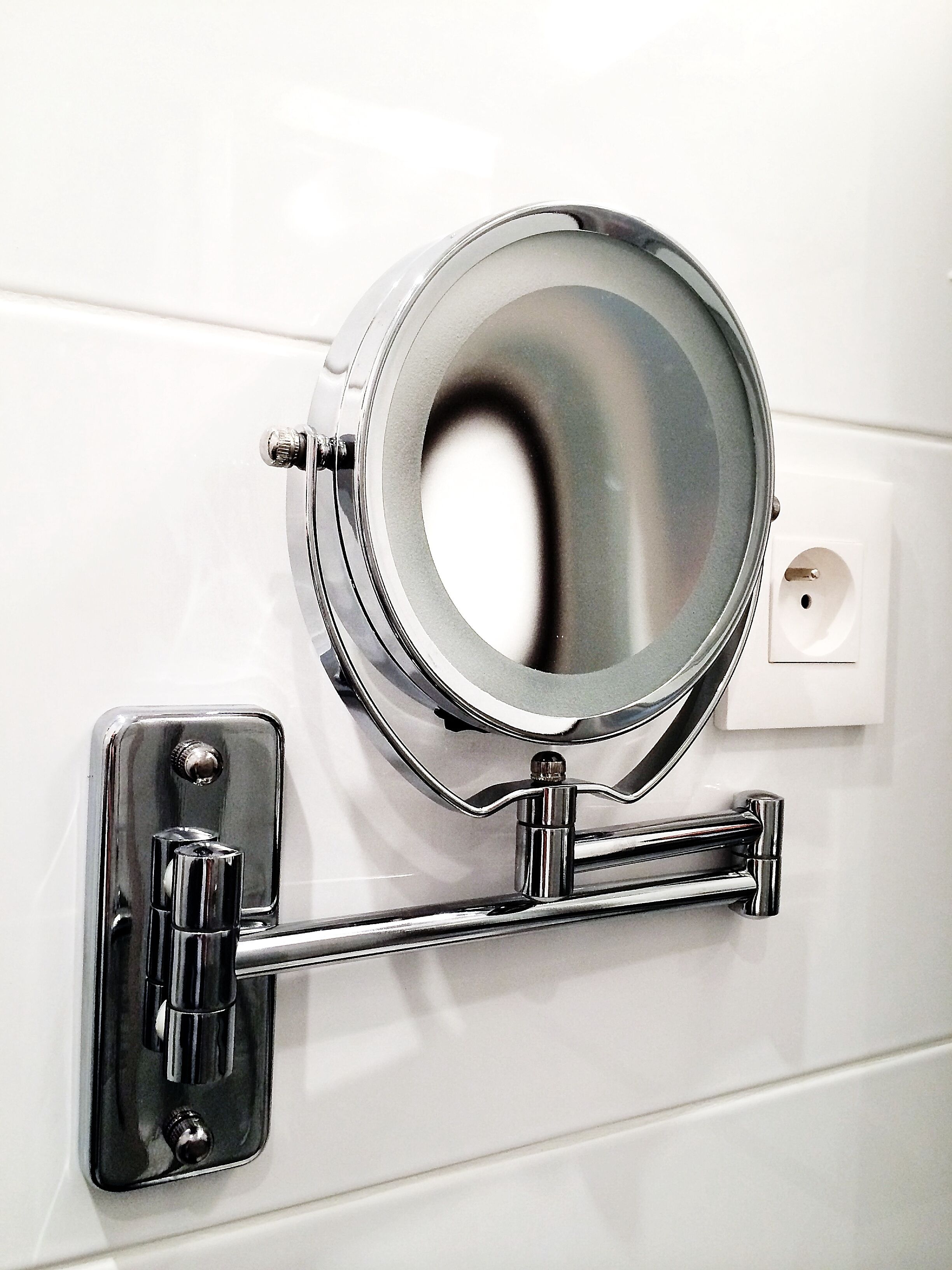 Des toilettes avec un robinet chromé et un miroir.