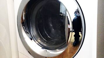 Vue de face d’un lave-linge LG Direct Drive 6 blanc, doté d’un écran numérique, d’un panneau de commande et d’une porte réfléchissante.