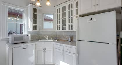 5- STERNE AMAZING BRIGHT MODERN CAMPBELL VICTORIAN DOWNTOWN!