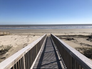 Plage, chaises longues, serviettes de plage