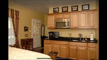 Réfrigérateur, micro-ondes, cafetière/bouilloire, bouilloire électrique