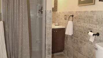 Douche, sèche-cheveux, serviettes fournies, savon