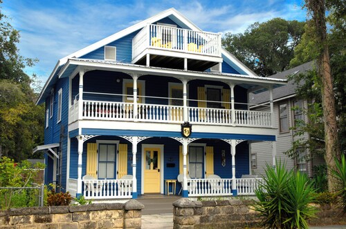 Charming Historic Apartment Located in Downtown Saint Augustine. Park and Walk