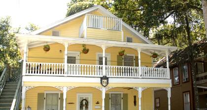 Charming Historic Apartment Located in Downtown Saint Augustine. Park and Walk