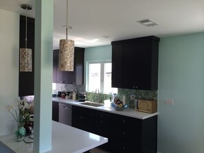 Fridge, microwave, oven, stovetop - Sleek, recently renovated mid-century modern house in Venice/Mar Vista (Los Angeles)