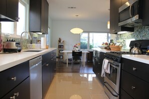 Fridge, microwave, oven, stovetop - Sleek, recently renovated mid-century modern house in Venice/Mar Vista (Los Angeles)