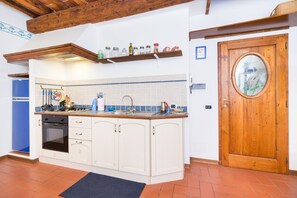 Fridge, oven, coffee/tea maker, cookware/dishes/utensils - Lauraholidayhouse the heart of Florence (Firenze)